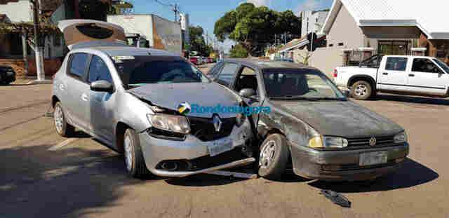 Idosa fica ferida em colisão entre carros em cruzamento da Duque de Caxias