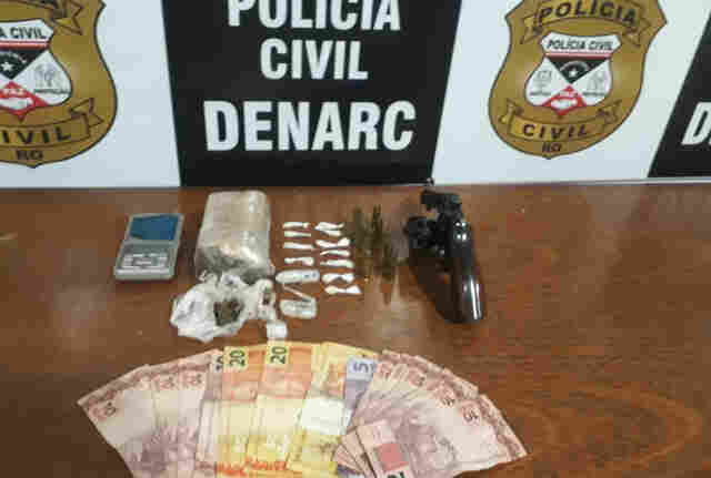 Durante investigação, Denarc prende traficante e outro foge deixando drogas e arma