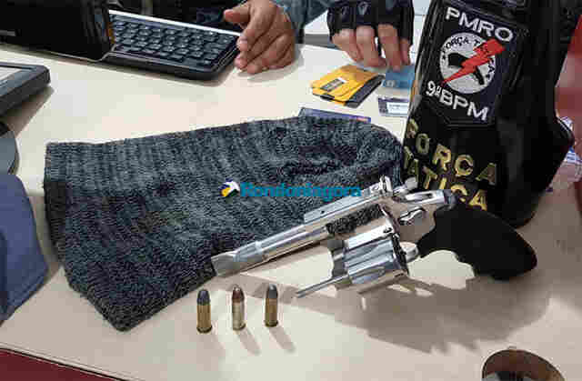 Polícia prende dupla com revólver após roubo em loja de celulares