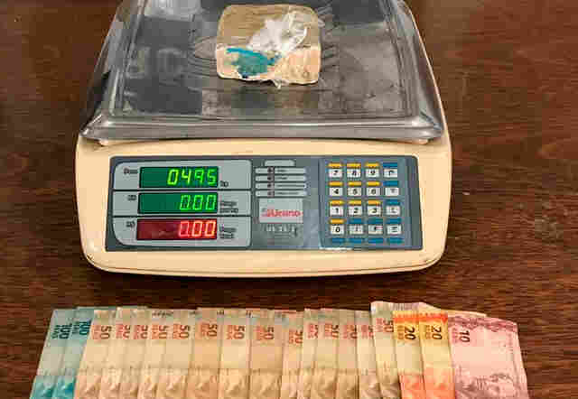 Mulheres de presidiários assumem o tráfico e acabam presas