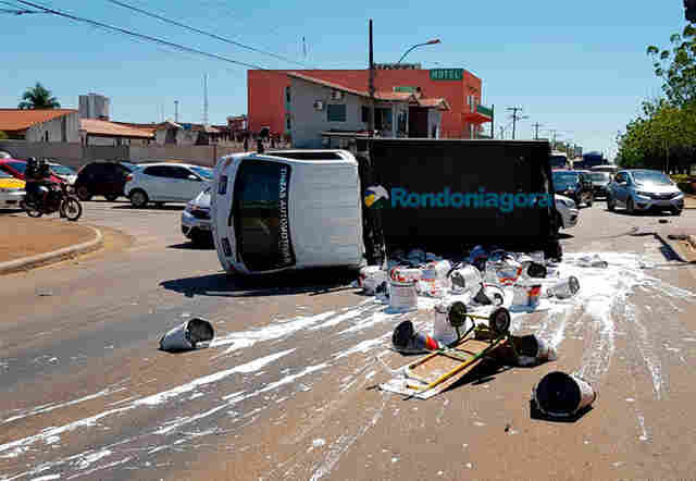 Vídeo: Caminhão tomba na Jorge Teixeira após ser atingido por carro de passeio