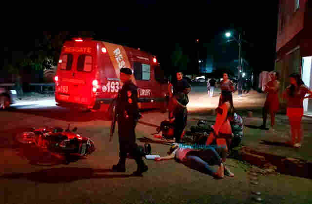 Grave colisão entre motos deixa uma mulher com fratura exposta