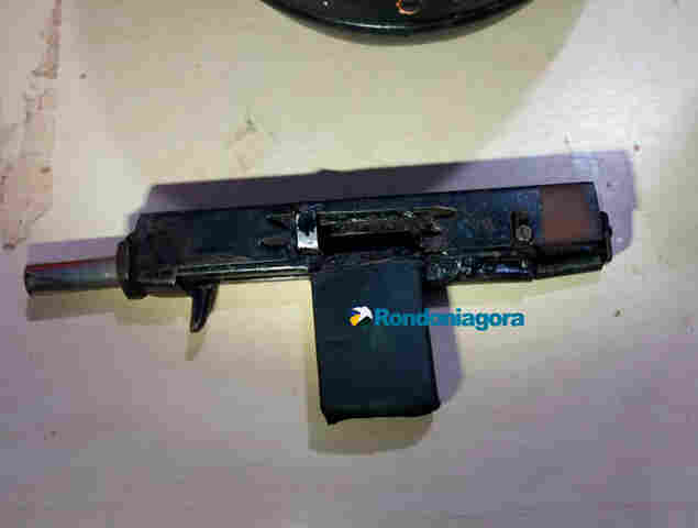 Suspeitos são presos com arma e moto roubada na Zona Leste