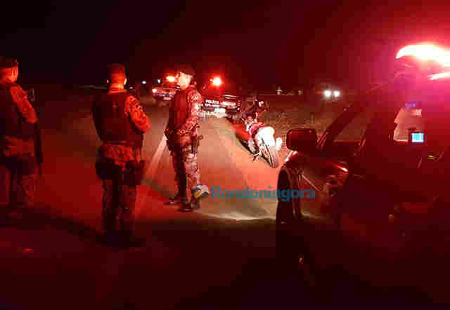 Bandidos armados com fuzis atiram em policiais durante perseguição