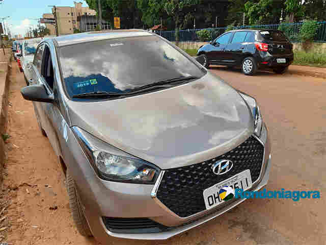 Motorista de aplicativo é assaltada, criminosos levam carro, mas adolescente acaba detido