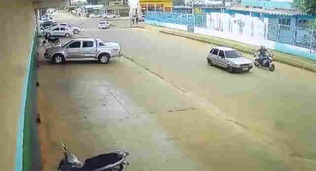 Vídeo: Polícia identifica e indicia dupla que tentou matar empresário após discussão no trânsito