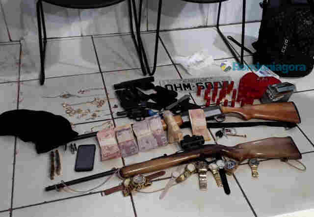 Polícia recupera caminhonete roubada por bando e prende criminosos com cinco armas