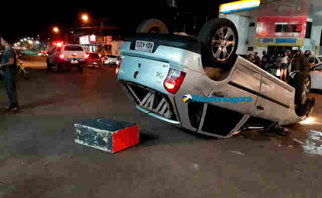 Em noite com vários acidentes, motorista de Gol bate em Peugeot e acaba capotando