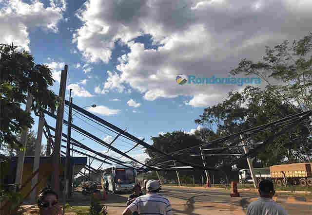 Estrutura de ferro no posto da PRF desaba em ônibus na BR-364