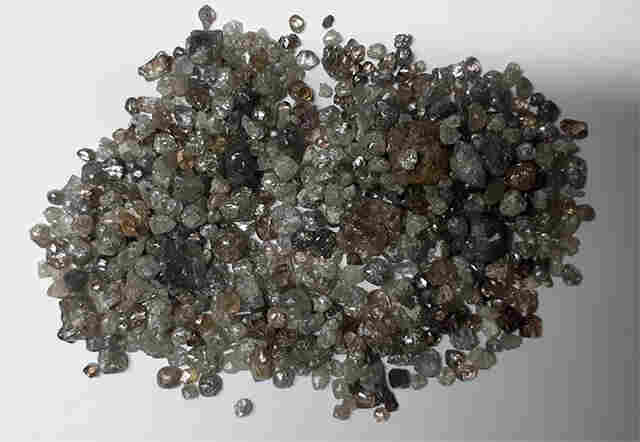 Casal é preso com quase duas mil pedras de diamante