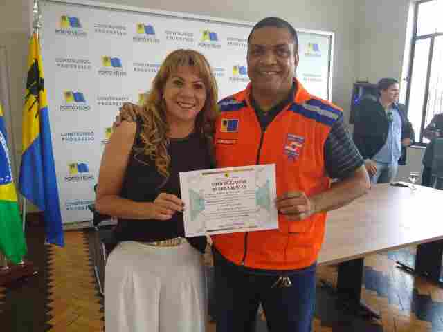 Câmara homenageia voluntários que ajudaram vítimas da cheia do Madeira