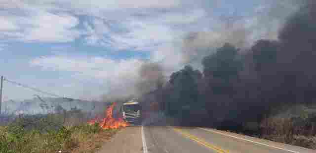 Queimada que teve início em propriedade rural destrói carreta na BR-364