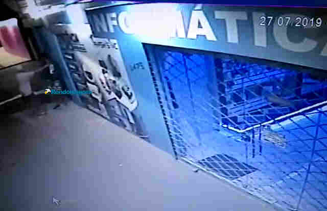 Vídeo: Criminosos são flagrados furtando câmera