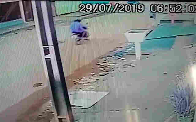 Vídeo: Dupla com uniforme de empresa rouba trabalhadora na Capital