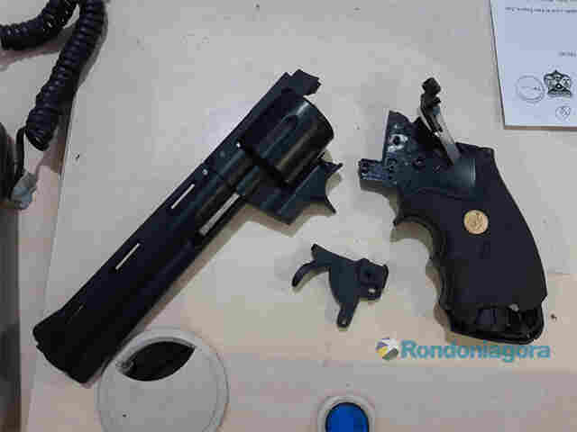 Bandidos são detidos e espancados por populares ao tentarem roubar com arma de brinquedo