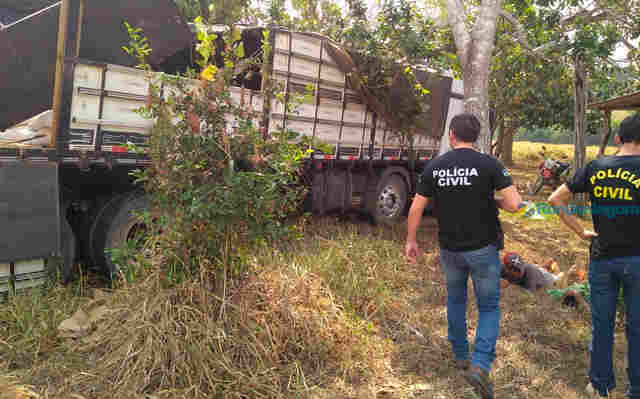 Quatro são presos descarregando mercadorias de caminhão roubado
