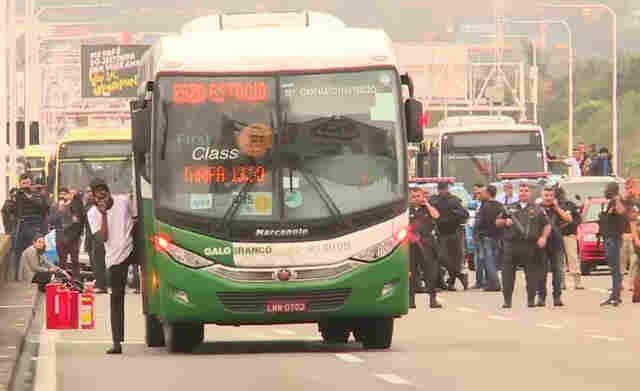 Homem faz reféns em ônibus na Ponte Rio-Niterói