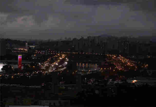 Fumaça de Rondônia e frio transformam o dia em noite em São Paulo