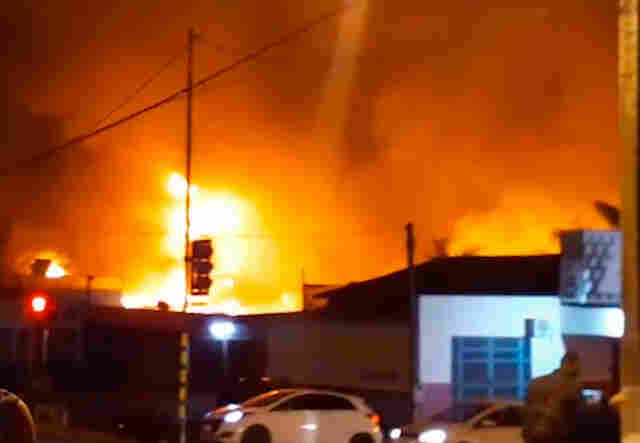 Vídeo: Incêndio de grandes proporções destrói prédio de empresa em Ji-Paraná