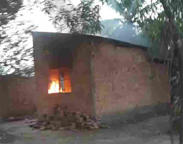 Vídeo: Policiais salvam idoso e deficiente visual durante incêndio em Porto Velho