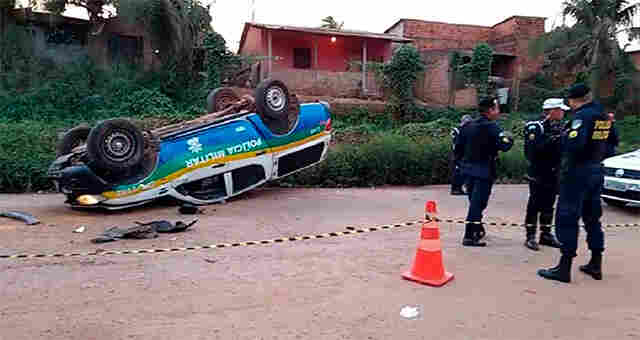 Militares ficam feridos após viatura colidir em caminhão