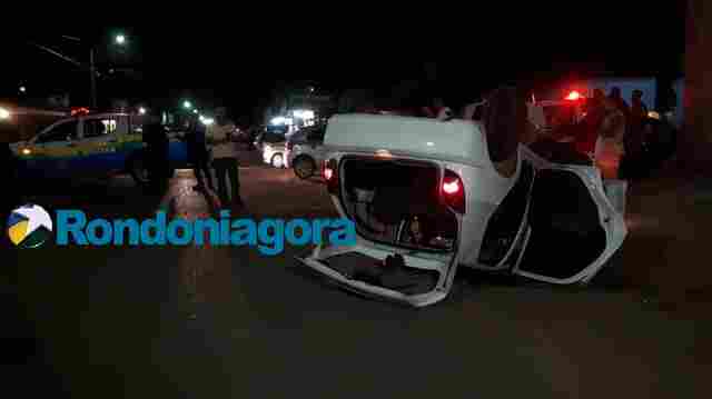 Carro capota após colisão com viatura da PM