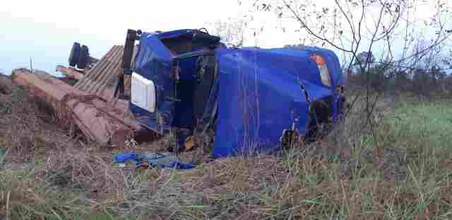Caminhão irregular com carga de madeiras capota e mata três na BR-364