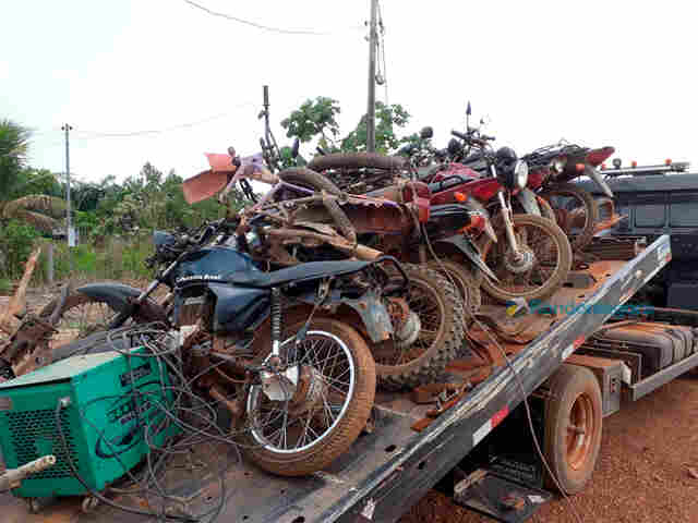 Delegacia especializada apreende 8 motos e fecha oficina que fazia desmanches