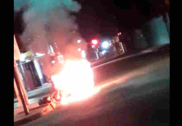 Vídeo: Mulher incendeia moto e morde policial em Porto Velho após abordagem