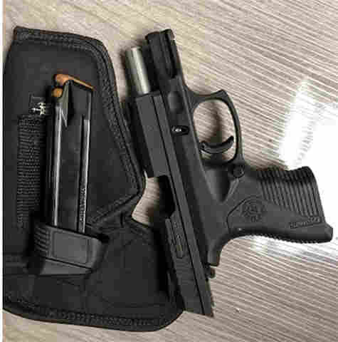 Mulher é presa com arma roubada durante assalto