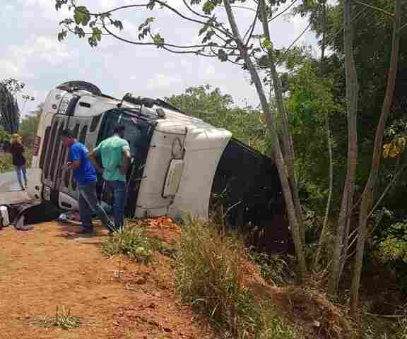 Acidente entre caminhonete e carreta deixa dois mortos e dois feridos na BR-364