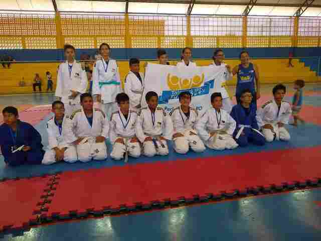 Alunos de Judô do programa Talentos do Futuro recebem faixas