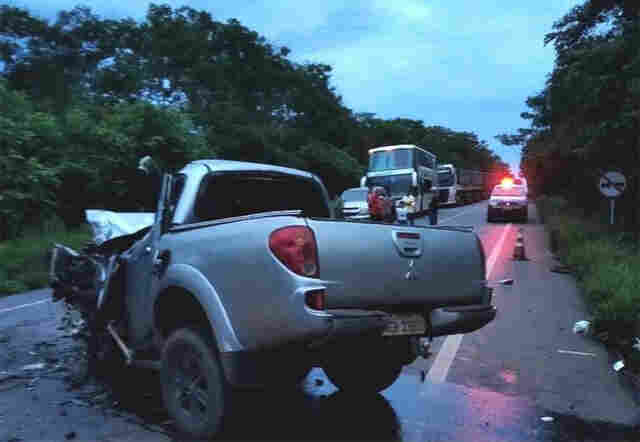 Colisão frontal na BR-364 mata uma pessoa