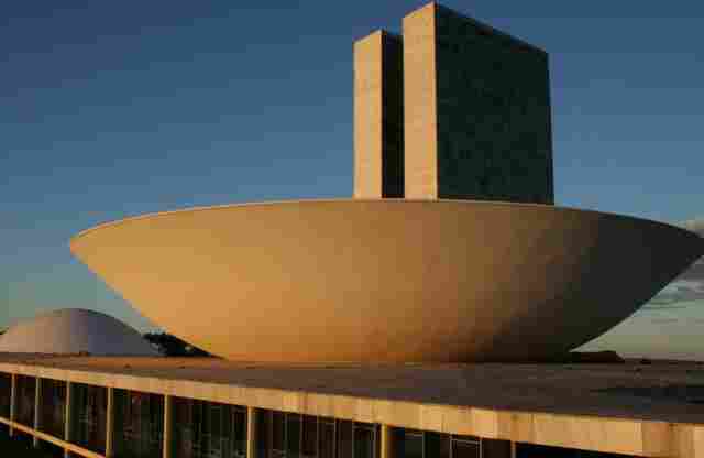 Supremo determina buscas na Câmara e afastamento de deputado federal