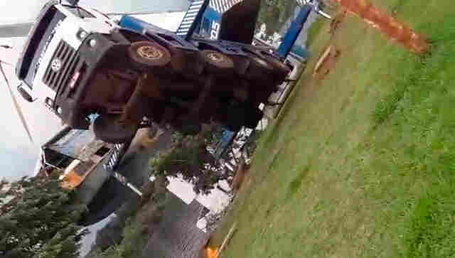 Vídeo: Guindaste vira e derruba barco no Rio Guaporé