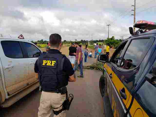 Manifestantes liberam a BR-364 em Candeias do Jamari