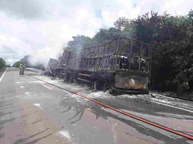 Carreta pega fogo na BR-364