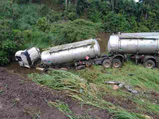 Carreta cai em lagoa após motorista perder controle na BR-364