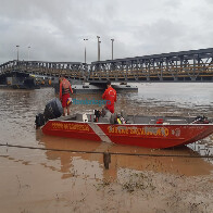 Vídeo: Corpo de Bombeiros reinicia buscas para tentar localizar corpo de morador de rua