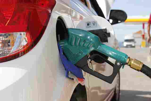 Preço da gasolina nas refinarias cai 9,5% e do diesel, 6,5%