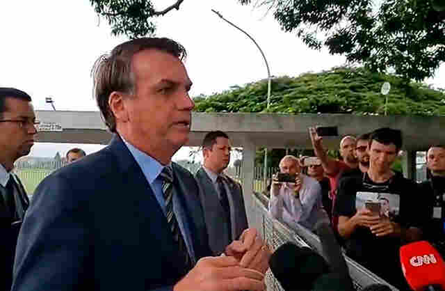 Bolsonaro diz que vai pedir ao Ministério da Saúde isolamento só para idosos e pessoas com doenças
