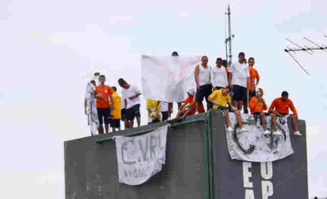 Vídeo: Detentos fazem rebelião e mantém agentes reféns em Manaus