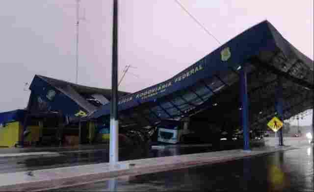 Cobertura metálica da PRF em Vilhena desaba durante temporal