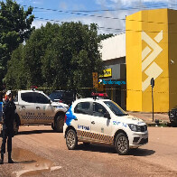 PM e Polícia Civil cercam agência do banco do Brasil onde gerente estaria amarrada a explosivos