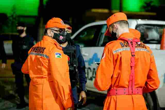 Festa, reunião com bebidas e partidas de futebol são flagradas durante fiscalização