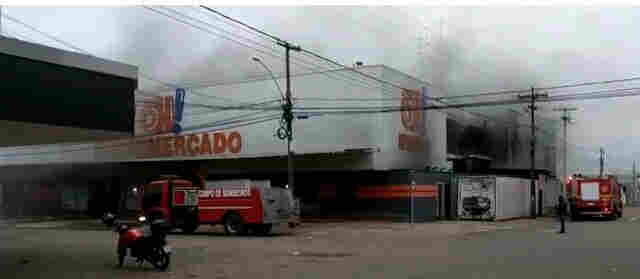 Vídeo: incêndio destrói supermercado da família do deputado Geraldo da Rondônia