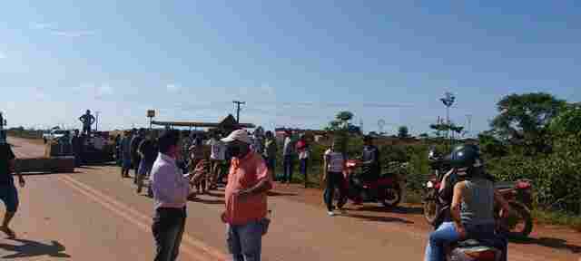 Manifestantes mantém bloqueio na BR-364 e só permitem passagem de ambulâncias e viaturas
