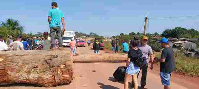 Moradores fecham BR-364 no distrito de Vista Alegre do Abunã