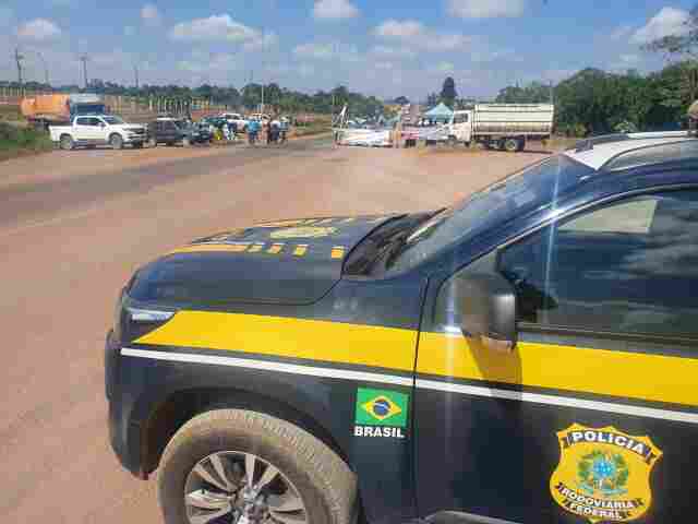Segue bloqueio na BR-364, no trevo de acesso a Cujubim