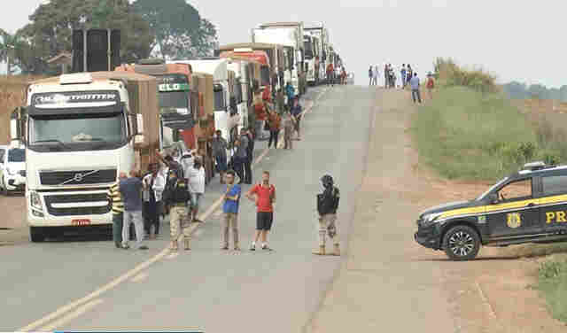 BR-364 segue parcialmente fechada no segundo dia de protestos no trevo para Cujubim